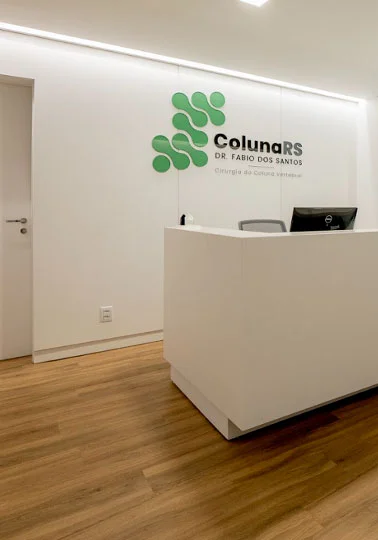 Recepção acolhedora e moderna do consultório da ColunaRS em Porto Alegre
